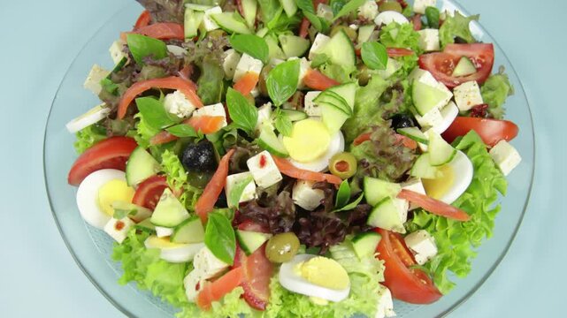 Salade fra&icirc;che m&eacute;diterran&eacute;enne aux l&eacute;gumes et fromage