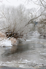 Winterliche Flusslandschaft der Waldnaab bei Rothenstadt mit Frost und Schnee