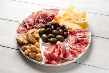 Vassoio di salumi, formaggio e verdure sott'olio, antipasti misti italiani 