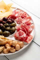 Vassoio di salumi, formaggio e verdure sott'olio, antipasti misti italiani 