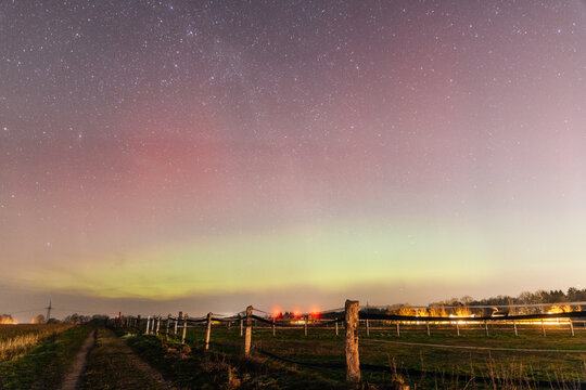 Polarlichter &uuml;ber Tostedt in Niedersachsen &ndash; Aurora Borealis &uuml;ber Feldern
