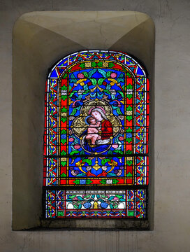 Vitrail repr&eacute;sentant la Vierge &agrave; l'Enfant &agrave; Notre-Dame des Gr&acirc;ces, Cotignac, Var, France