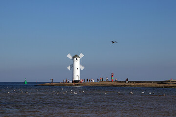 mole mit m&uuml;hlenbake in der ostsee