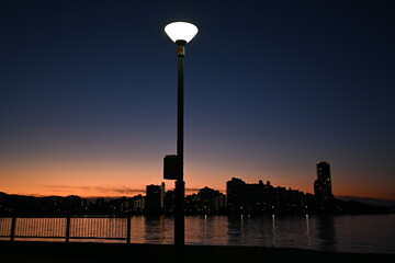 外灯と海岸の夜景風景