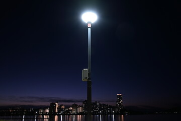 外灯と海岸の夜景風景