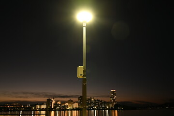 外灯と海岸の夜景風景