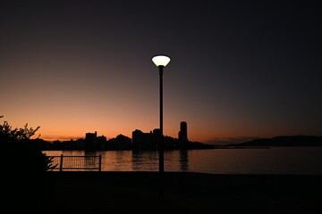 外灯と海岸の夜景風景