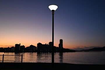 外灯と海岸の夜景風景