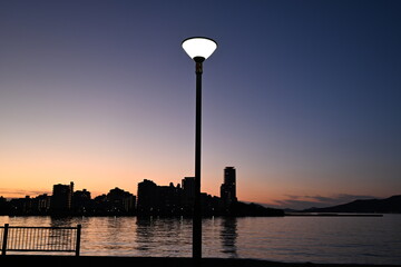 外灯と海岸の夜景風景