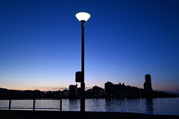 外灯と海岸の夜景風景