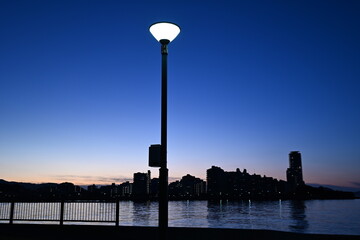 外灯と海岸の夜景風景
