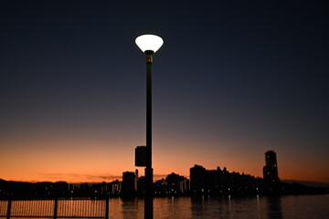 外灯と海岸の夜景風景