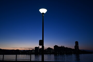 外灯と海岸の夜景風景