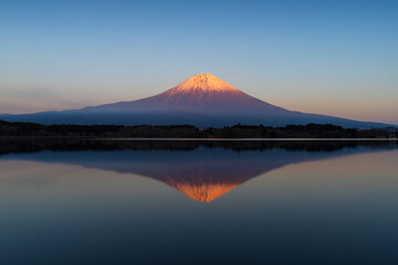 田貫湖の湖面に映る富士山