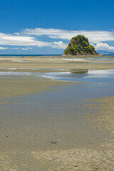 ニュージーランド　オークランド地方にあるワイウェラのビーチから見えるマフランギ島