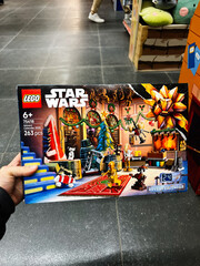 Naklejka premium Lego Star Wars Advent Calendar 2025 box with festive room and minifigures for display