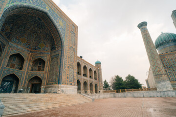 Fototapeta premium Samarkand, Uzbekistan - 1 oct 2025 Front view of Sher-Dor Madrasah on Registan Square. 