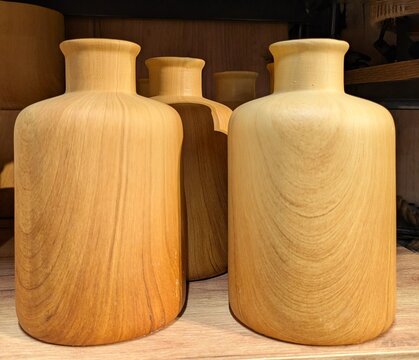 Vista de cerca de jarrones de madera en estante de comercio 