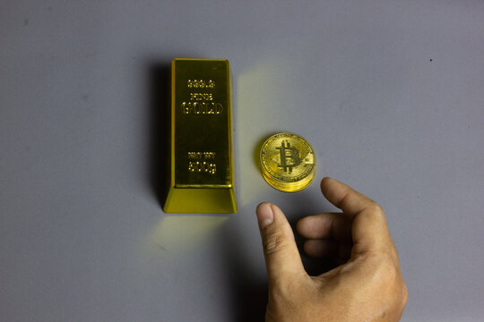 hand chose gold or bircoin crypto currency investment, market holding,