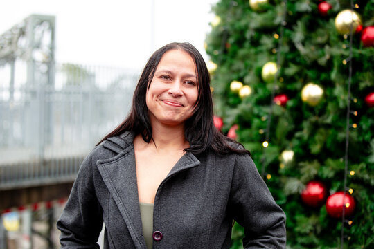 Maori woman in front of a Christmas tree in an urban area in Auckland