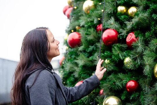Maori woman in front of a Christmas tree in an urban area in Auckland