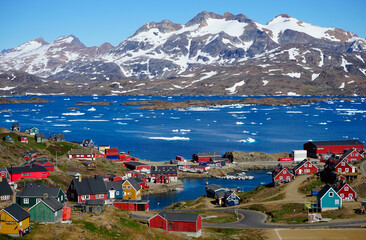 Colorful arctic coastal village with icebergs and mountains in Groenlandia © benny