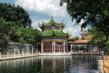 Obraz premium Guangzhou, Guangdong, China. Zini Village, Shawan Town, Panyu Nanyue Garden. The garden features common elements of Chinese Lingnan garden architecture such as ponds, bridges, pavilions. 