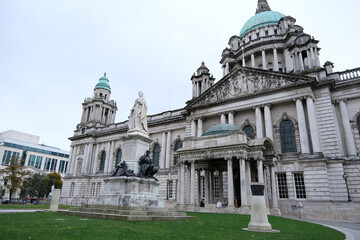 Fototapeta premium Queen Victoria statue at Belfast City Hall landmark building in Northern Ireland