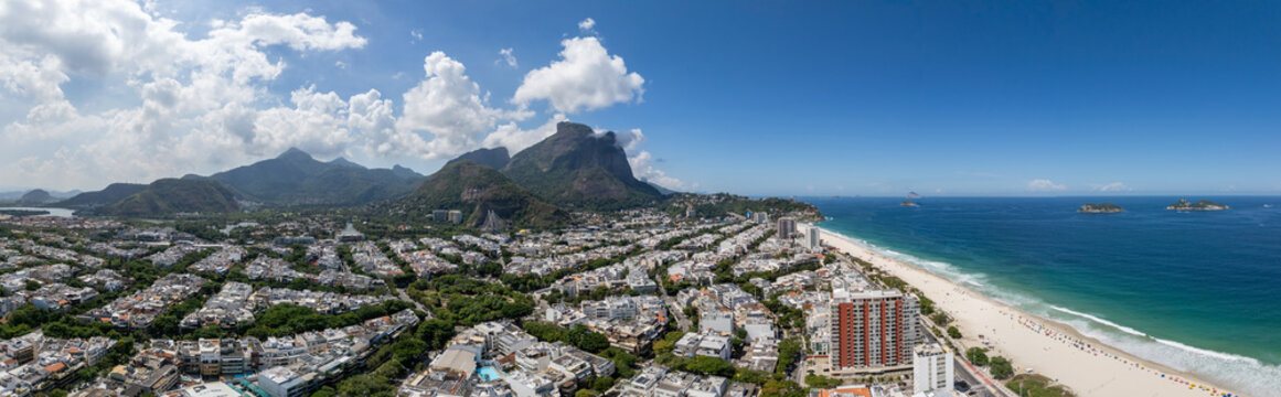 Impressionante vista a&eacute;rea panor&acirc;mica do Jardim Oce&acirc;nico, na Barra da Tijuca, mostrando a Pra&ccedil;a do Pomar em primeiro plano, al&eacute;m da Pedra da G&aacute;vea e a praia da Barra.