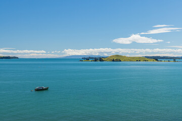 ニュージーランド　オークランドのセントヘリアーズにあるアキレスポイントから見えるブラウンズ・アイランド