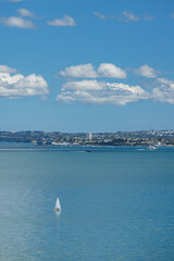ニュージーランド　オークランドのセントヘリアーズから見える海に浮かぶヨット