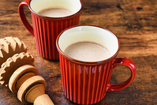 メキシコのモリニージョと温かいメキシコのチョコラーテ　コピースペースあり Mexican molinillo and mexican hot chocolate (chocolate mexicano, chocolate caliente mexicano) . Copy space available