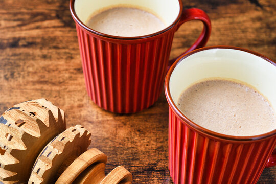 メキシコのモリニージョと温かいメキシコのチョコラーテ　コピースペースあり Mexican molinillo and mexican hot chocolate (chocolate mexicano, chocolate caliente mexicano) . Copy space available