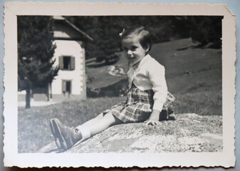 FOTO ANTICA CON RITRATTO DI BAMBINA IN POSA IN MONTAGNA