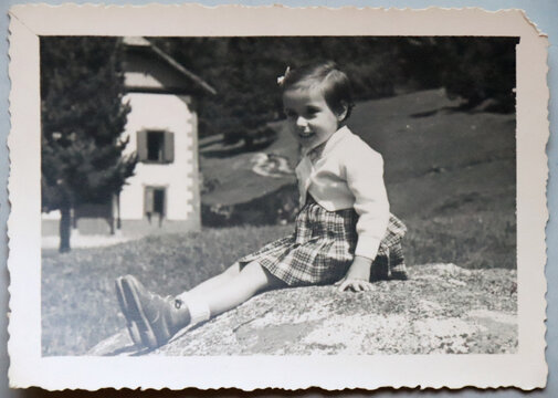 FOTO ANTICA CON RITRATTO DI BAMBINA IN POSA IN MONTAGNA