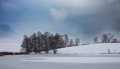 Zimowy Krajobraz z Jeziorem  