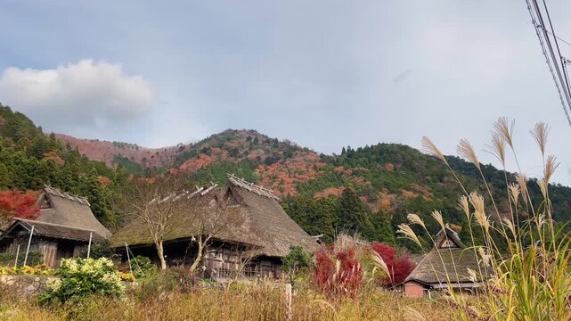 晩秋、紅葉の里と里山（美山かやぶきの里）