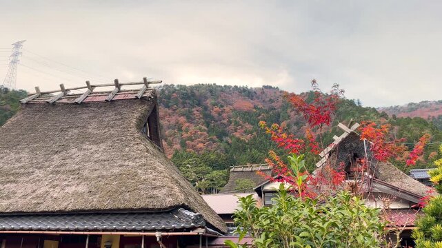 晩秋、紅葉の里と里山（美山かやぶきの里）