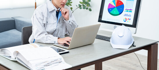 考える作業着を着た男性