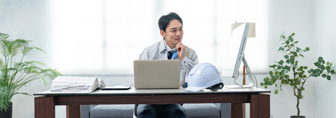 パソコン作業をする男性