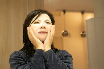 顔の美容パックをする女性