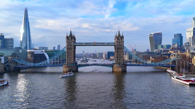 Tower Bridge London &ndash; 4K Cinematic Video of Historic Landmark over River Thames