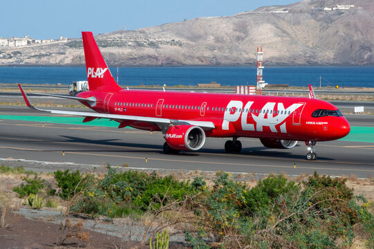 Avi&oacute;n de l&iacute;nea moderno Airbus A321 251NX neo en el aeropuerto de Gran Canaria, Gando, con matr&iacute;cula TF-PLC.