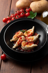 Culurgiones al sugo con pecorino stagionato, tradizionale pasta artigianale della Cucina Sarda, Cibo Italiano 