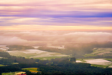 Blick in der Abendd&auml;mmerung vom Schaumberg bei Tholey in das winterliche St. Wendeler Land,  Saarland