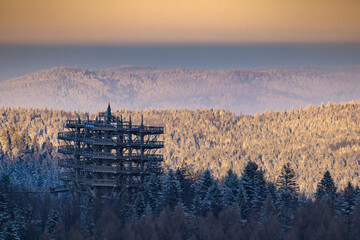 Wieża widokowa na Słotwiny Arena zimą o zachodzie słońca. © rogozinski