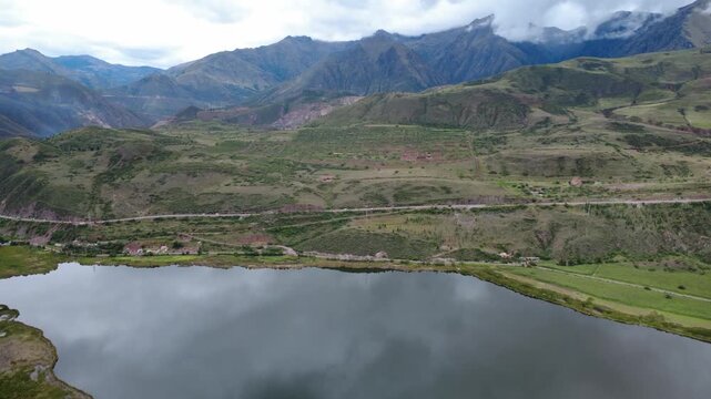 Vista a&eacute;rea con dron de la Laguna de Lucre y paisaje hacia el sitio arqueol&oacute;gico de Pikillacta en el Valle Sur de Cusco, Per&uacute;.