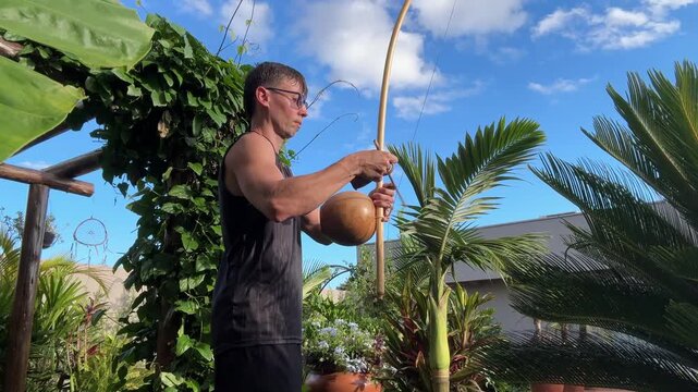 homem tocando birimbau som da capoeira 