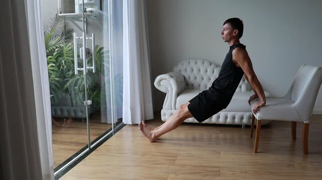 homem faz treino de muscula&ccedil;&atilde;o calistenia em casa 