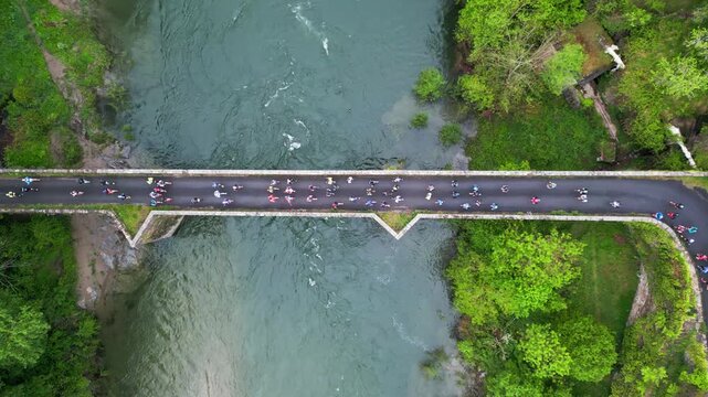 Coureurs sur un pont